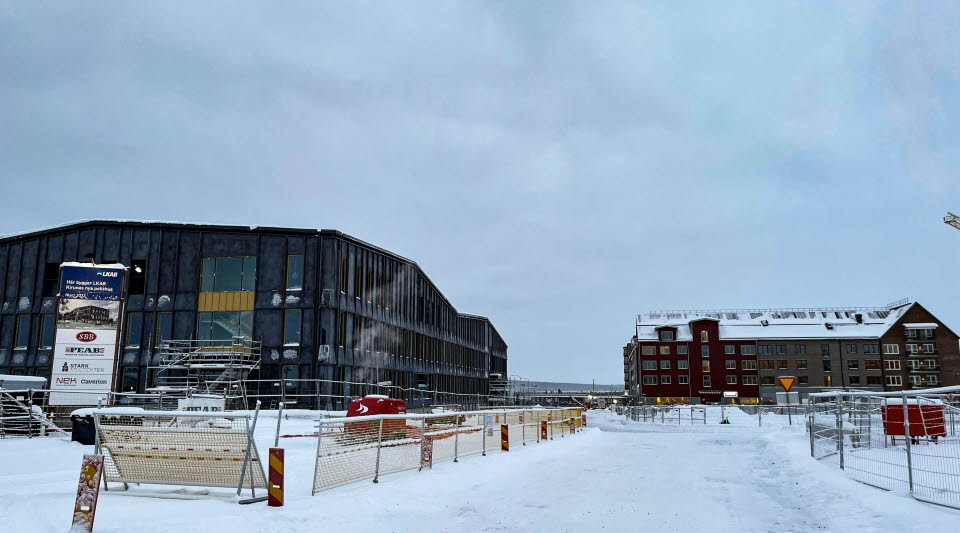 Fotot är taget på vintern och visar det nya polishuset som just nu byggs bredvid handelskvarteren. 