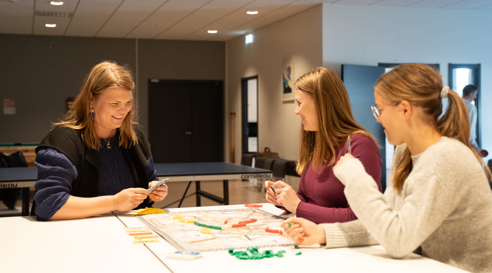 Personer som spelar spel på Ungdomens hus