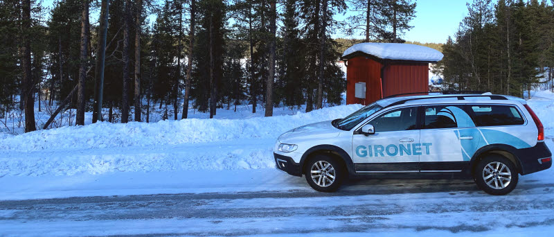 Bil med Gironets logotyp på sidan stående på en isig snöväg