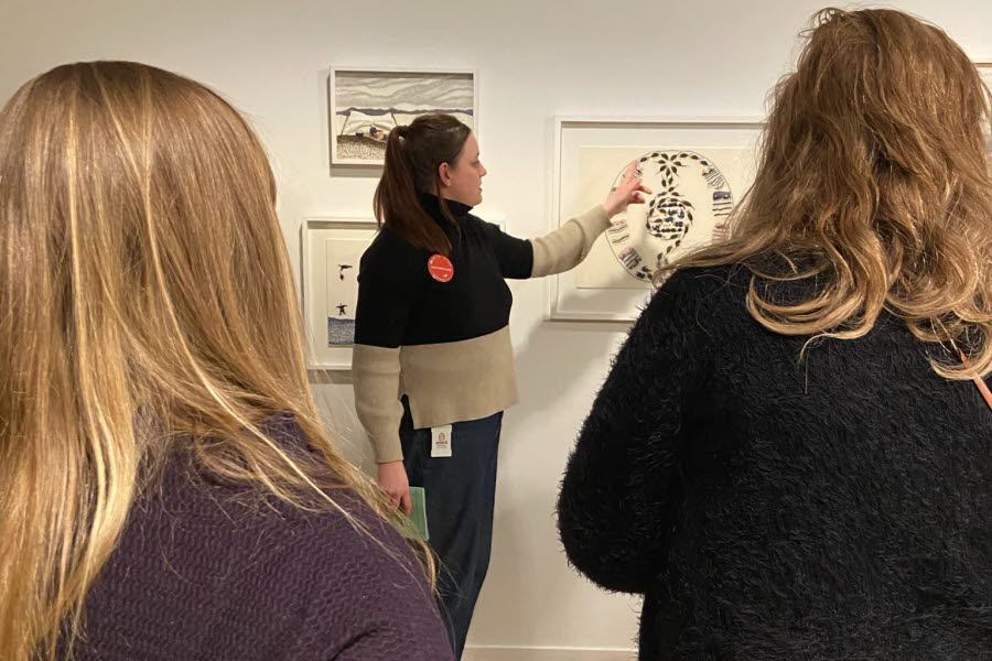 Guided tour at the KIN Museum. Photo: Emma Jonsson