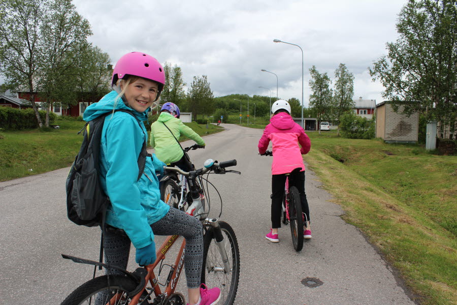 Barn som cyklar till skolan. 