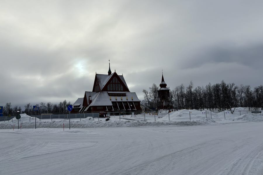 Fotot visar en kyrka bakom stängsel. 