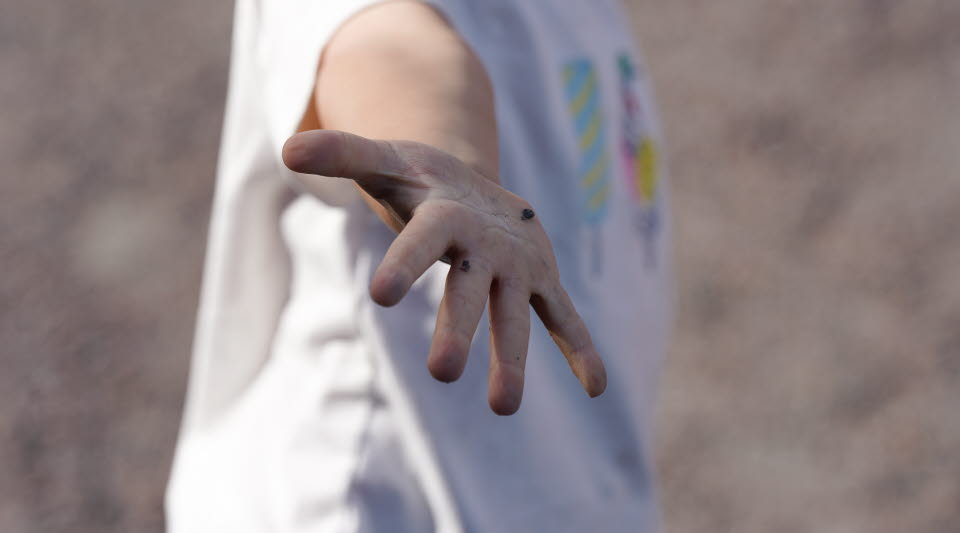 En utsträckt barnhand 