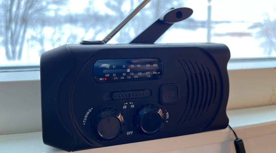 FM-radio som står på fönsterkarm.