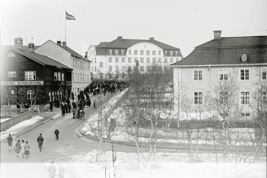Föreningsgatan med Centralskolan i bakgrunden, Landströms och Pekinghuset i förgrunden år 1930. Foto: Borg Mesch