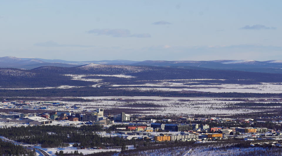 Vy över nya centrum med fjället Aptas i bakgrunden.