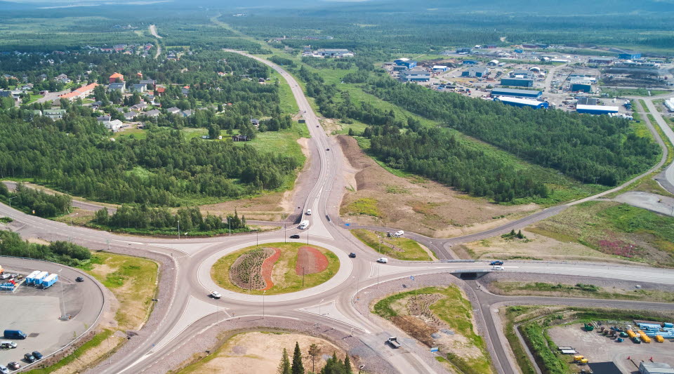 Fotot visar en rondell med grönområden runt omkring.