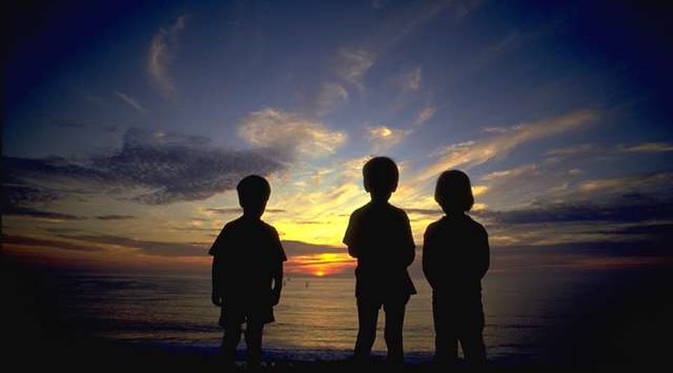 Bild på barn i solnedgång