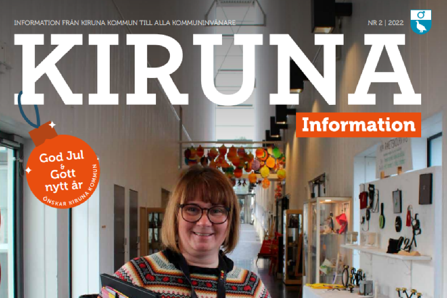 Fotot visar omslaget på den senaste tidningen Kiruna Information med en person i mitten och texten god jul