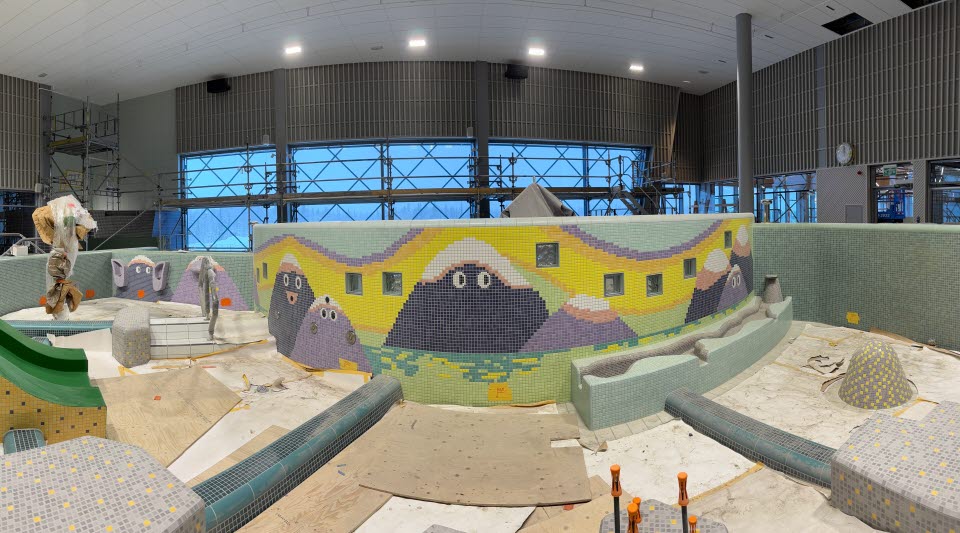 Fotot visar bassänger byggda i mosaik i glada färger