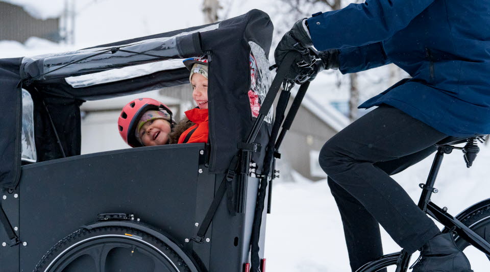 Glada barn åker lådcykel