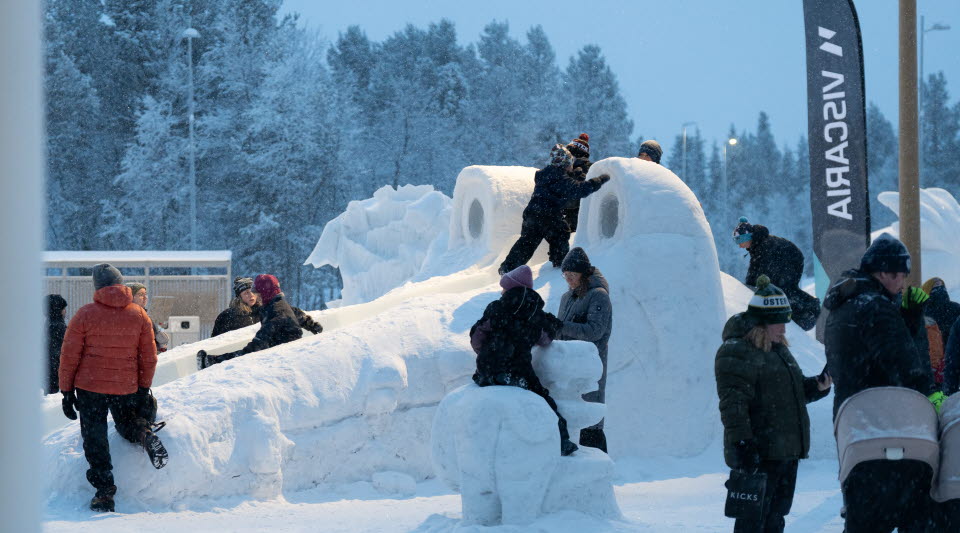 Personer som spelar spel på Ungdomens hus