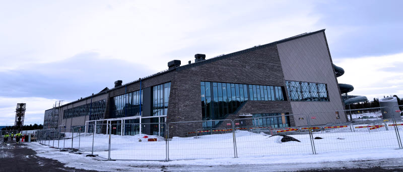 Byggnad innanför byggstängsel.