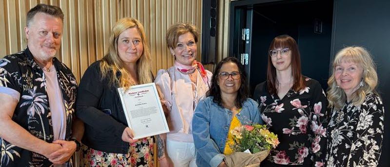 Gruppbild på pedagoger och rektor från vinnande förskolan Kastanjen. Nämndsordföranden och prisutdelaren till vänster.