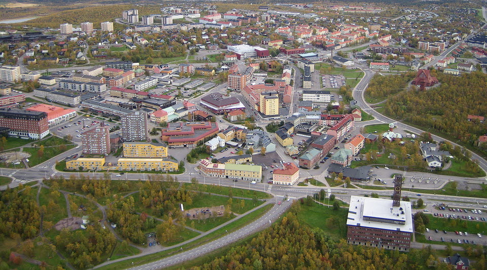 Flygfoto över en stadskärna.