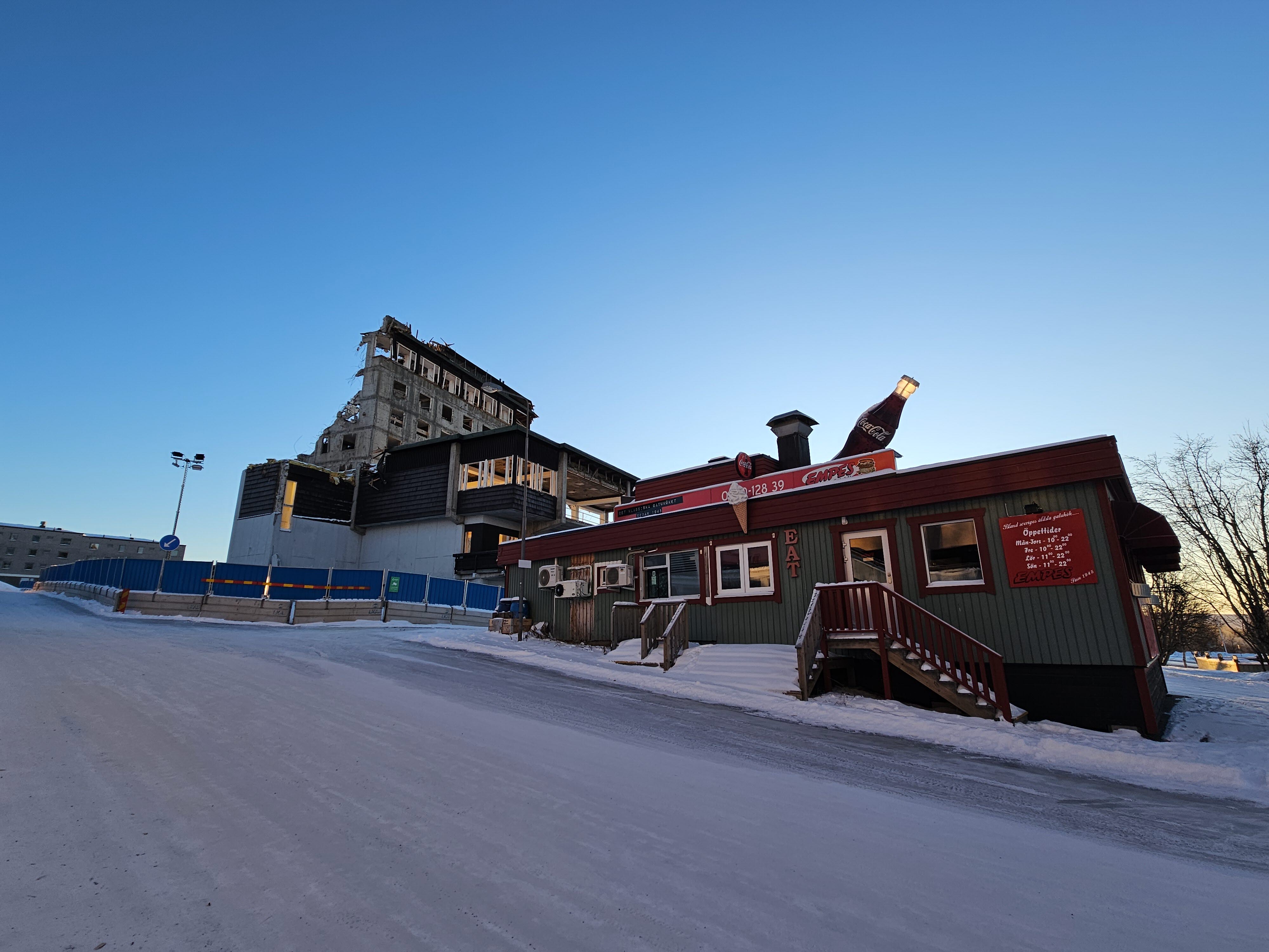 Empes with what remains of Scandic Ferrum (20-11-2025). Photo: Julie Anhøj Louw.