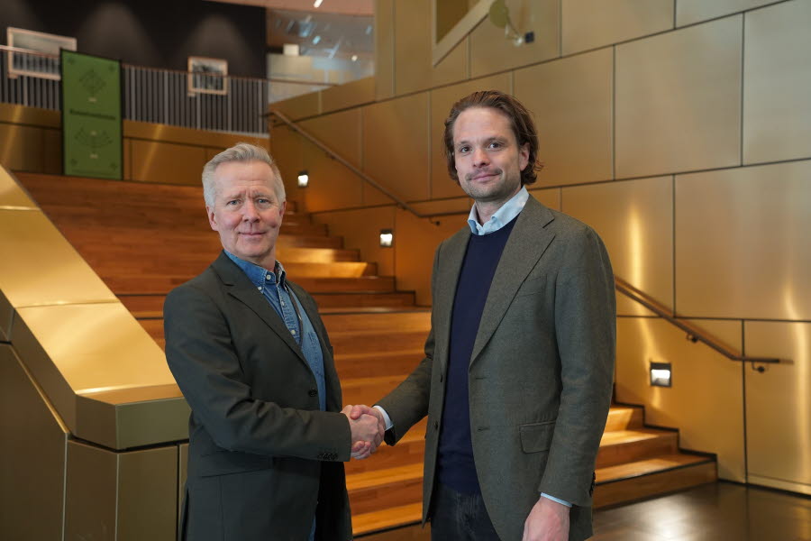 Kommunalrådet Mats Taaveniku och Otto Sauer från företaget Pandox skakar hand efter att de skrivit på avtal om försäljning av hotellfastigheten Elite hotel Frost.