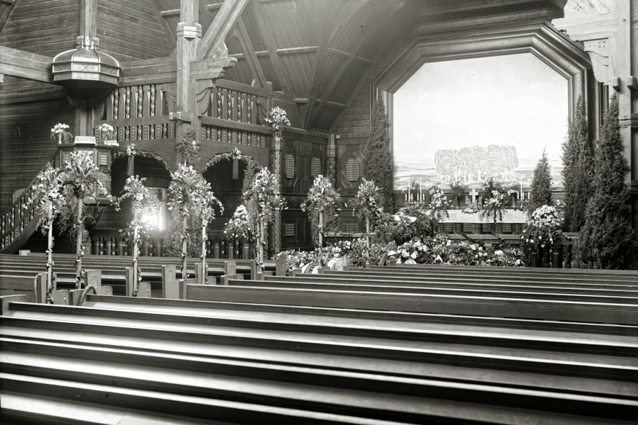 Blomsterprakt inför Hjalmar Lundbohms begravning i Kiruna kyrka år 1926. Foto: Borg Mesch