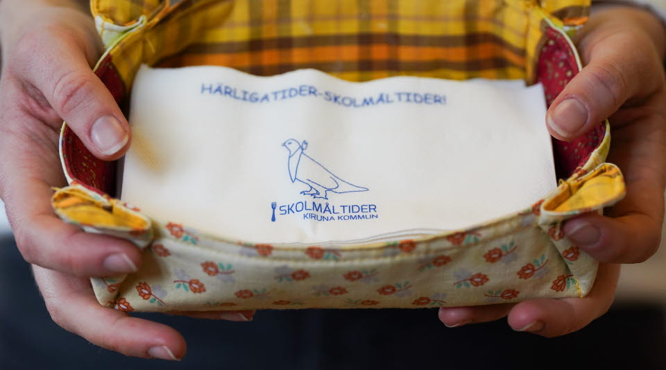 Servetter med texten "Härliga tider - skolmåltider"