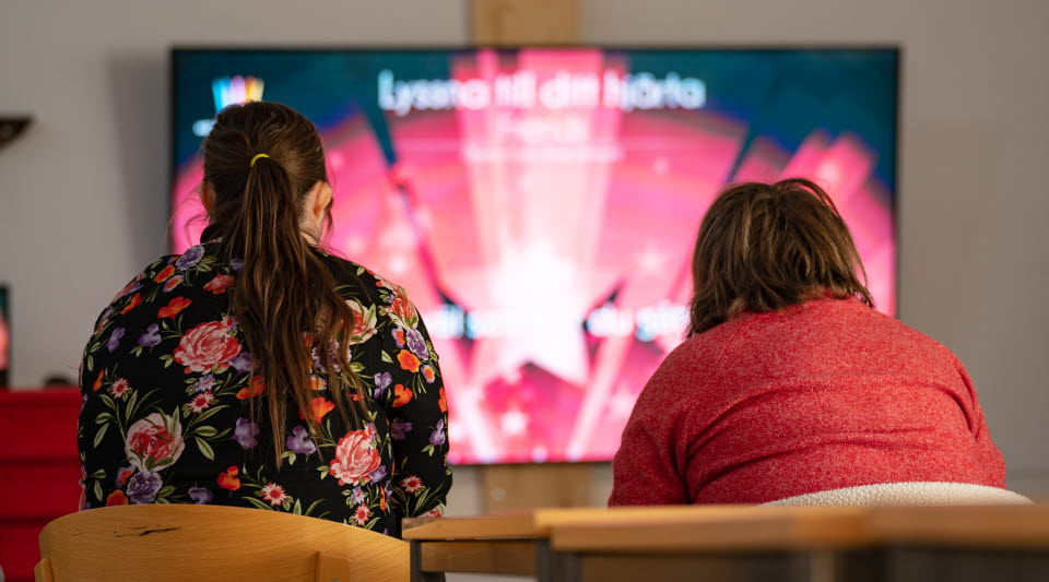 Två kvinnor tittar på TV på resurscentrum i Kiruna