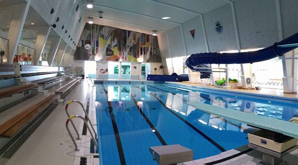 Lek- och hoppbassängen i simhallsbadet