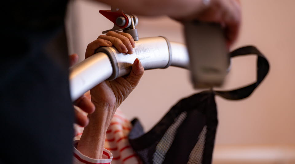 Hand som håller stödhandtag