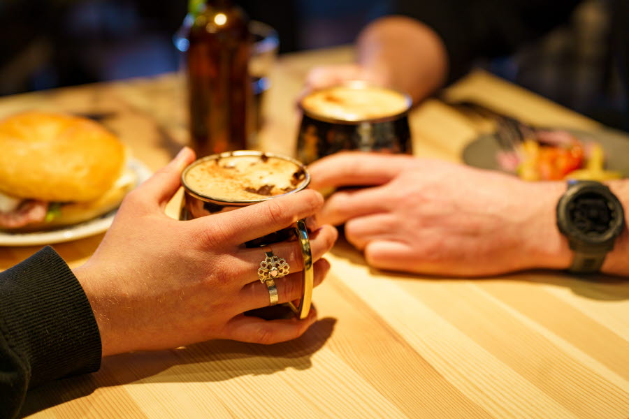 Personer som äter och dricker på restauarang