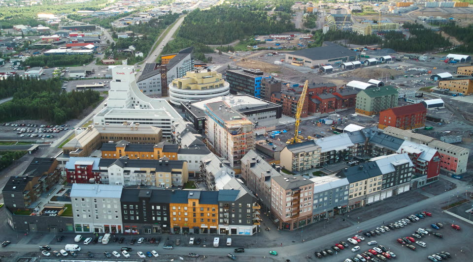 Fotot visar byggnader i en stadskärna 