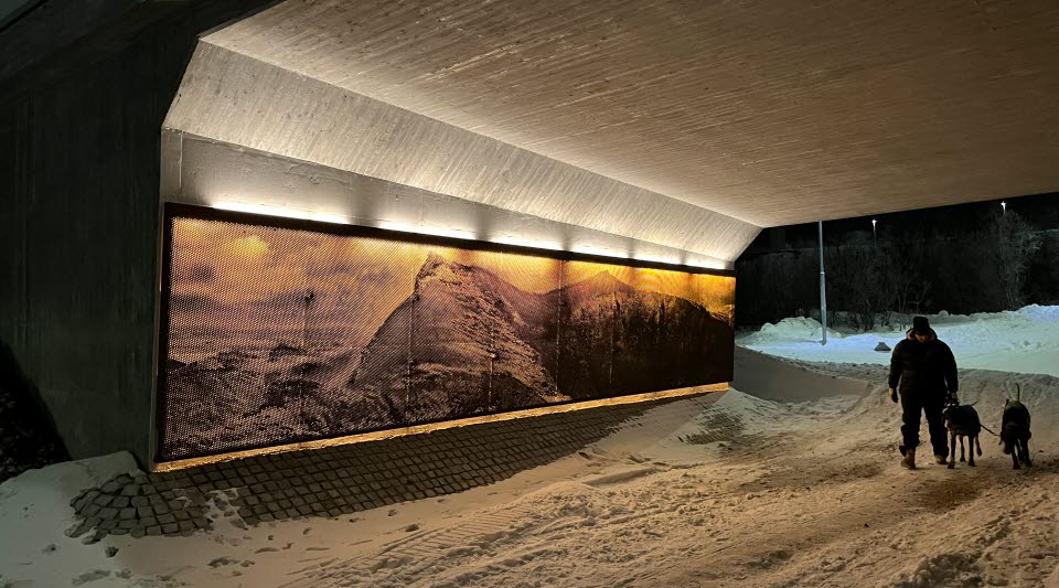 Fotot visar en ljusinstallation i en utav gångtunnlarna under E10 i Kiruna. 