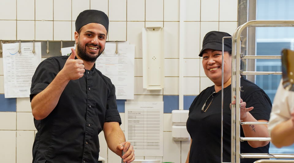 Bild på två kockar i köksmiljö