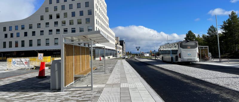 Kiruna lokaltrafik buss på väg i nya centrum