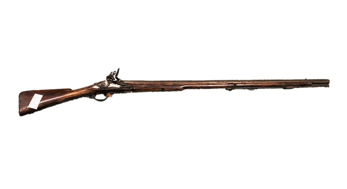 Ett äldre gevär med flintlås, träkolv och laddningspinne