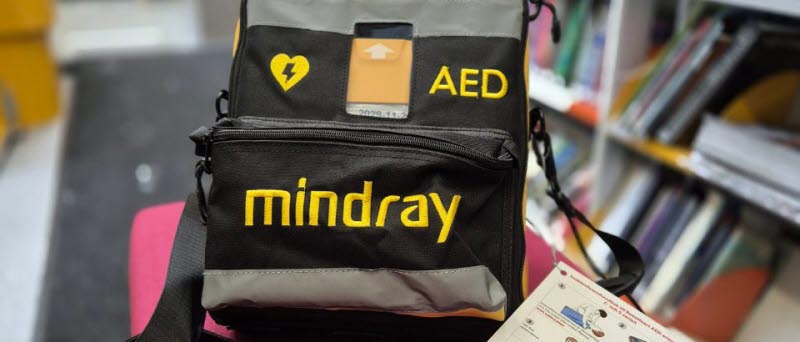 En hjärtstartare inne i bokbussen