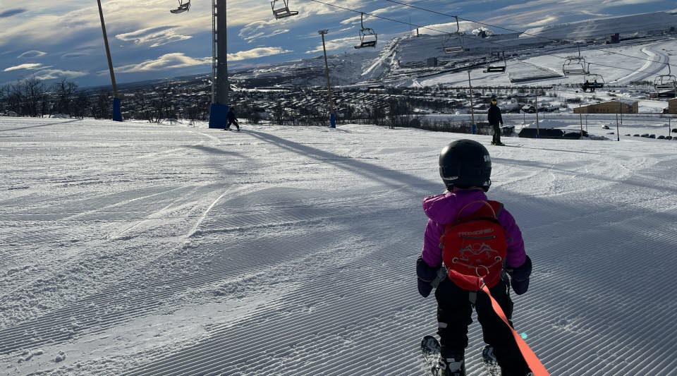 Barn och vuxna åker skidor i Luossavaarabacken. Foto: Martina Aho Koivisto