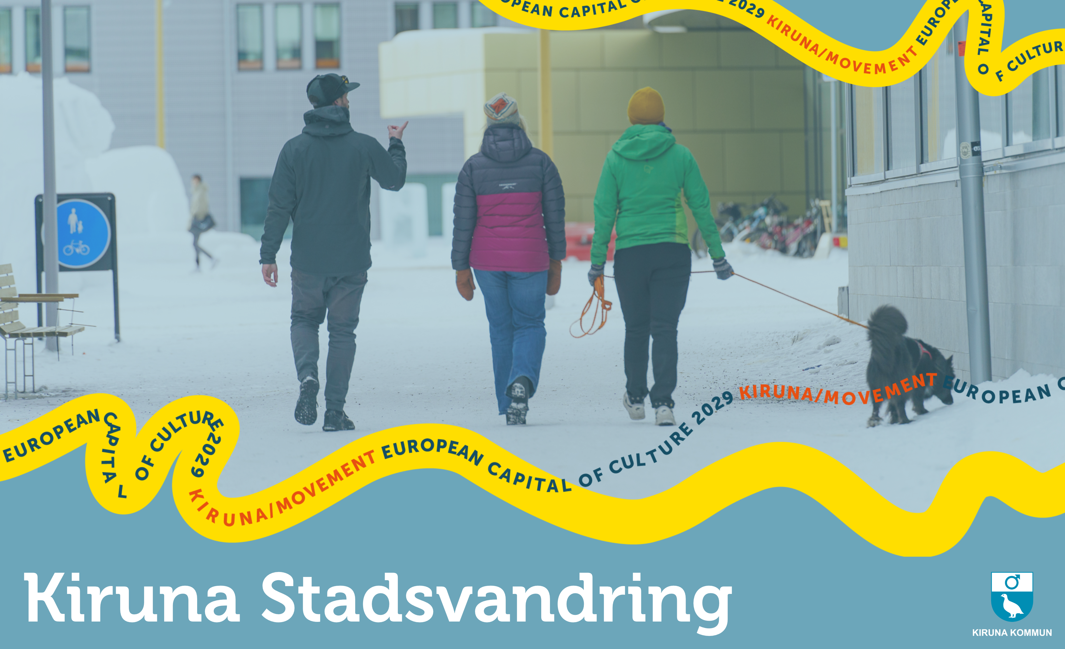 Tre personer går i centrum med en hund