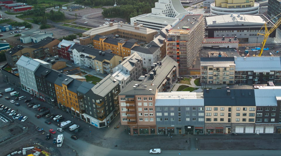 Kirunas nya centrum med alla nya byggnader fotograferat med drönare.