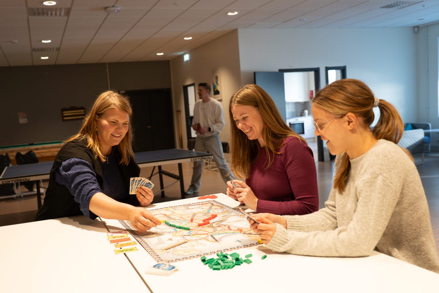 3 kvinnor som spelar spel