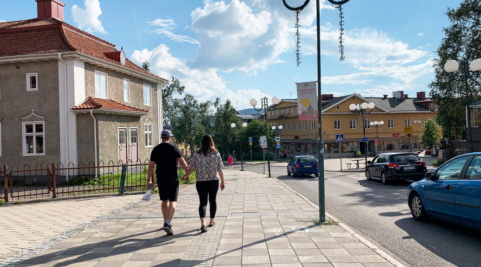 Föreningsgatan med människor som promenerar i Kirunas gamla centrum sommaren 2022. 