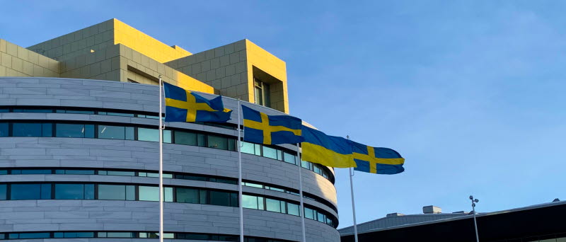 Ukrainska flaggan vajar tillsammans med den svenska framför Kirunas stadshus Kristallen.
