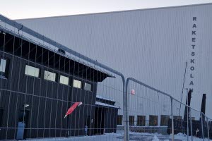 Skola med stängsel runt.