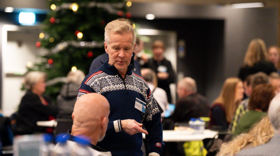 Två personer i samtal.