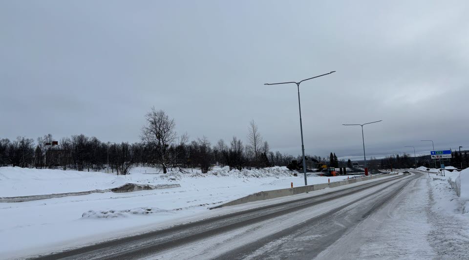 Fotot visar hus som avvecklas bakom stängsel.