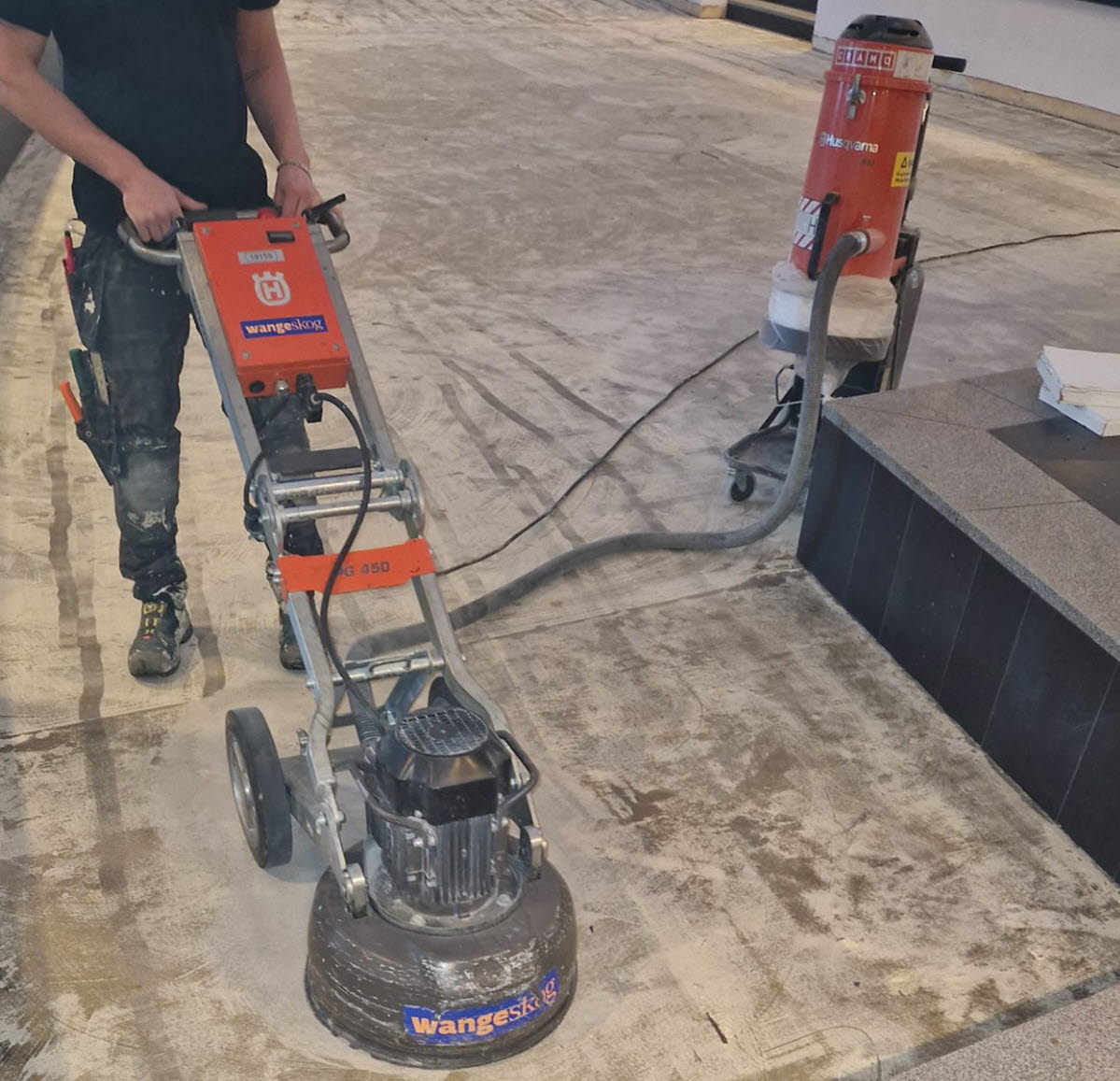 En slipmaskin på ett betonggolv.