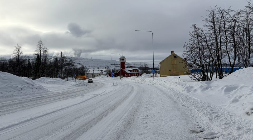 Fotot visar hus som avvecklas bakom stängsel.
