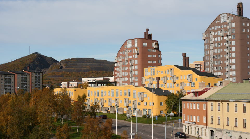 Vy över bostadshus med Luossavaara i bakgrunden