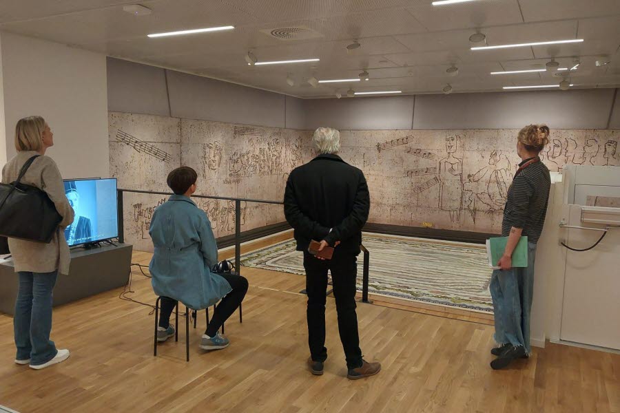 Personer på en utställning i KIN museum 