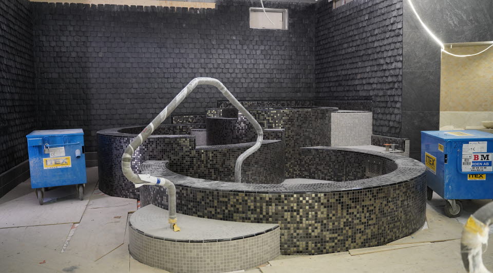 Fotot visar pooler i ett badhus.