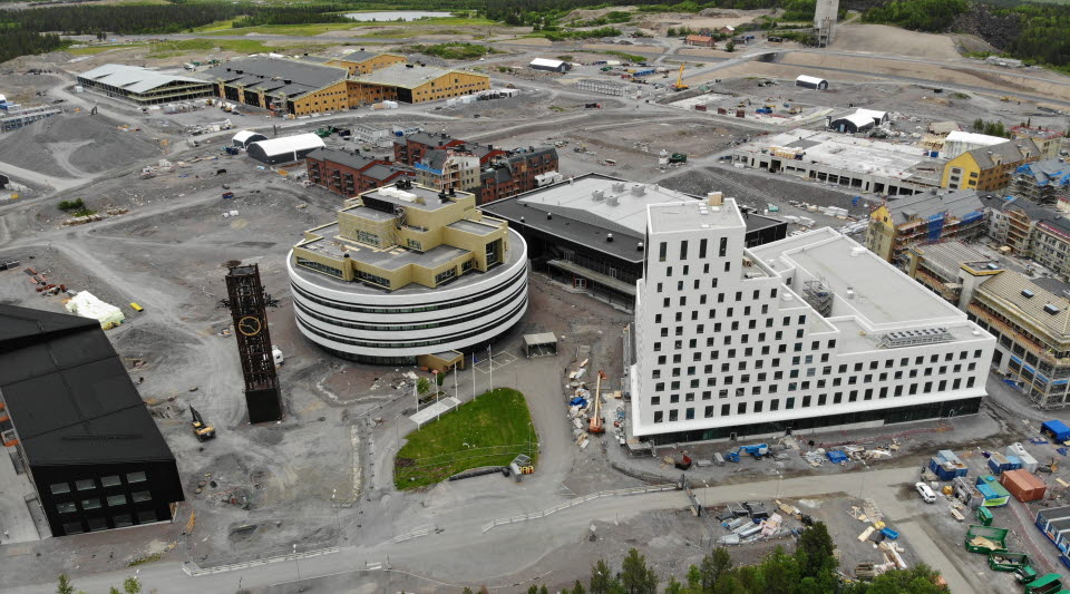 Fotot, som är taget uppifrån med drönare sommaren 2021, visar nya fina byggnader i nya stadskärnan som en del av dem redan står klara medan andra byggs just nu. ch Norrbottens länskonstmuseum, Scandic Kiruna, handelskvarteren och Kunskapsstaden. 