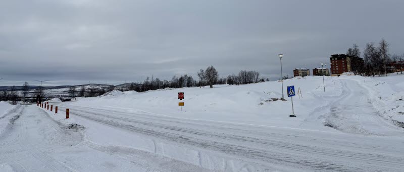 Fotot visar en väg med snö på sidorna.