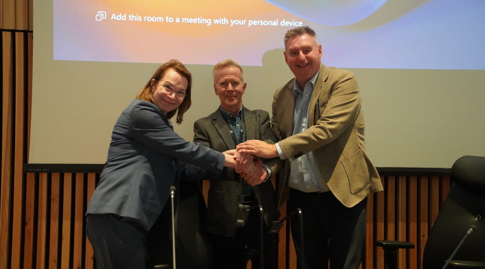 Ulla-Kirsikka Vainio, Mats Taaveniku och Rune Edvardsen håller händer